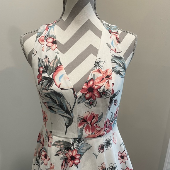 Lulu’s floral plunge neck dress. - Picture 2 of 7